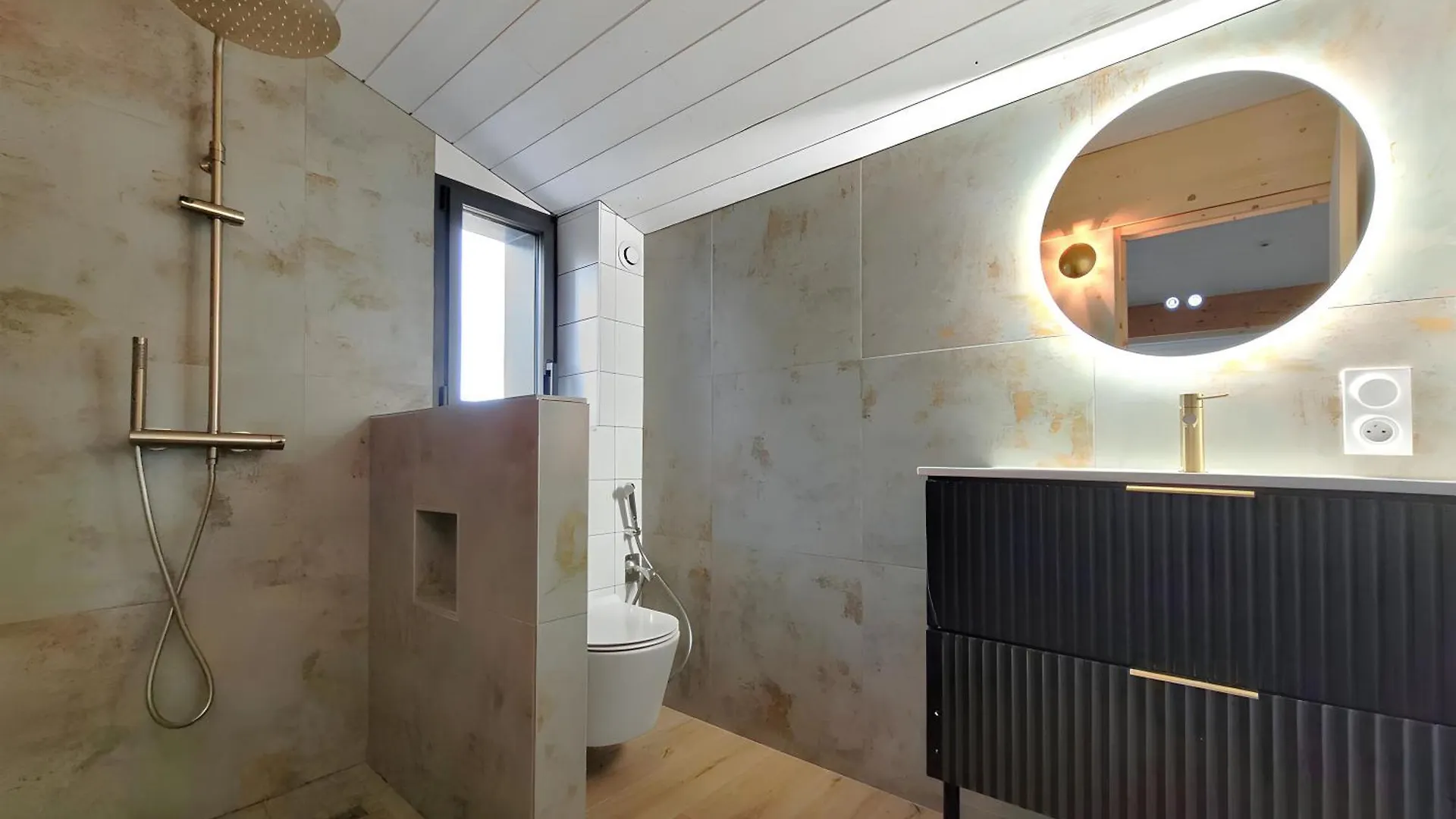 Maison Contemporaine Celeste Ucel 0*,